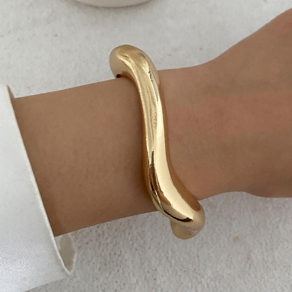 Salircon Klobige Punk Überzogene Dicke Harz Acryl Armreifen für Frauen Männer Geometrische Unregelmäßige Metall Armreif Armbänder Schmuck