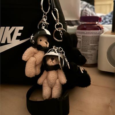 Pliušinis meškiukas raktų pakabukas su šalmais Madingas krepšio dekoratyvinis pakabukas Kūrybingas minkštas iškamša gyvūnėlis pakabukas kuprinėms