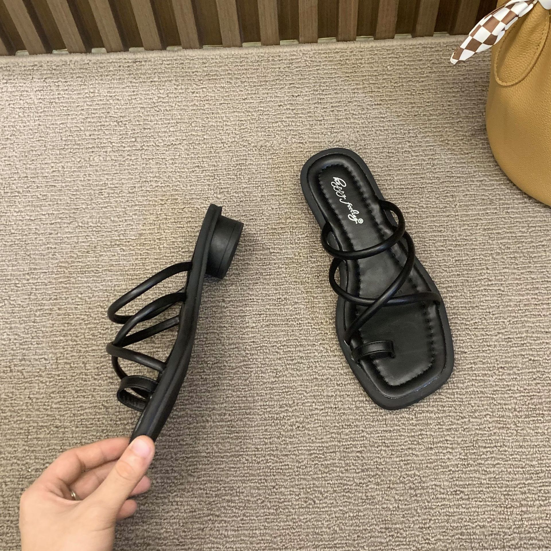 

Корейская версия черных женских сандалий на низком каблуке для лета. Два тапочка Design Sense для верхней одежды. Модные сандалии для верхней одежды. 39