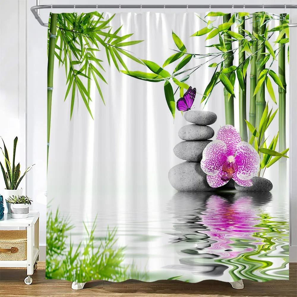 Rideaux de douche en bambou vert zen, fleurs d'orchidée violette et papillons, plantes, pierre noire, décor de salle de bain en tissu avec paysage naturel de spa