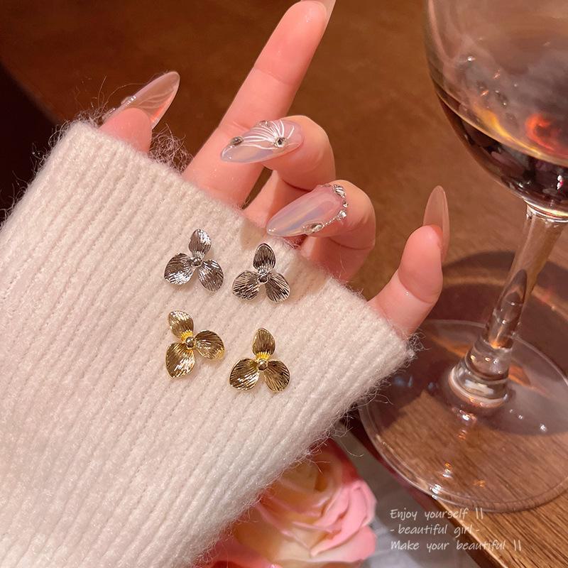 Chic Metallic Sunflower Earrings: Korean-Inspired Light Luxury Ear Jewelry