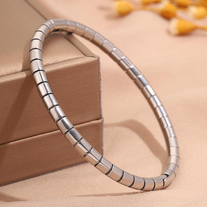 Hot-selling titanium steel bracelet, girls' high-end sense of fashion, popular light luxury in Europe and the United States, Gypsy star love diamond