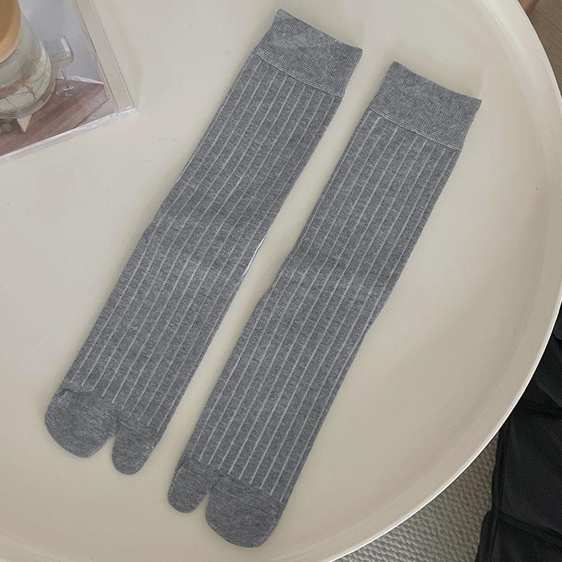 

Женские японские минималистичные носки до середины икры с раздельным пальцем и вертикальными полосками, идеально подходящие для осени и зимы, черно-белые в стиле гета-вьетнамок. One Size светло-серый