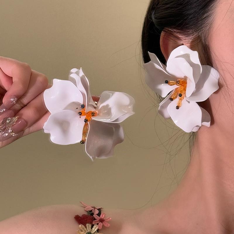 Acrylic glass bead flower earrings fashion super fairy stud earrings high sense sweet small fresh versatile earrings