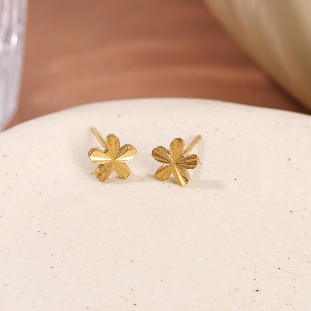 2026 Exquisite Gold Four-Leaf Clover Stud Earrings - Elegant, Simple, and Versatile for Women in Spring and Summer