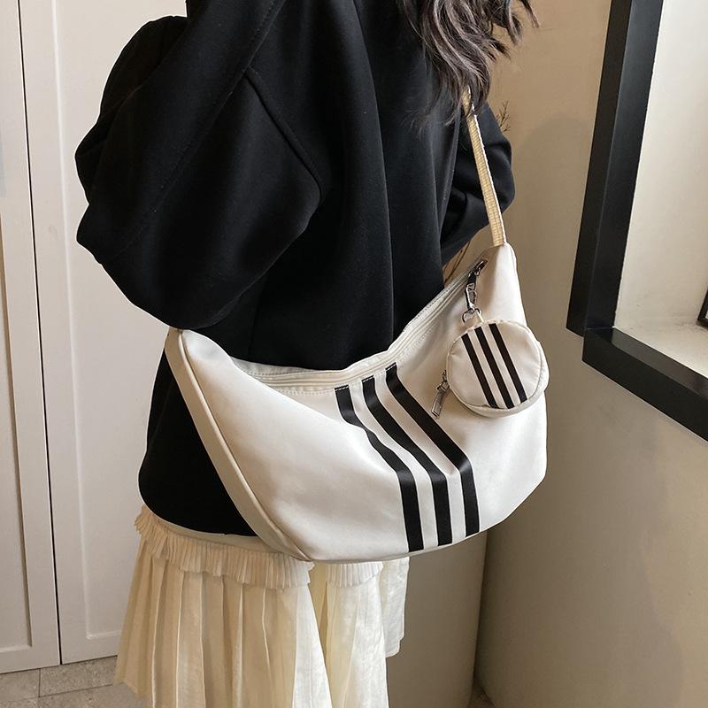 New fashion niche design messenger bag Korean version versatile casual dumpling bag commuter shoulder bag women