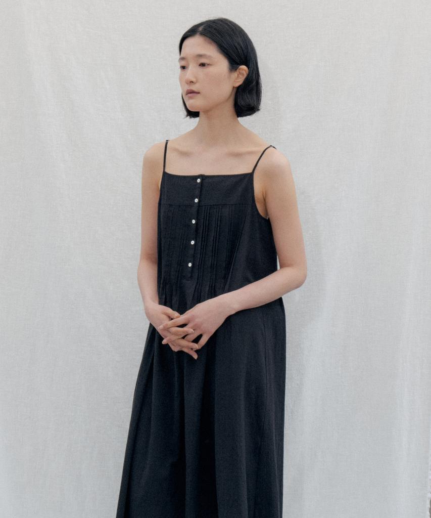 STEP AROUND Pintuck Button Slip Dress_Black