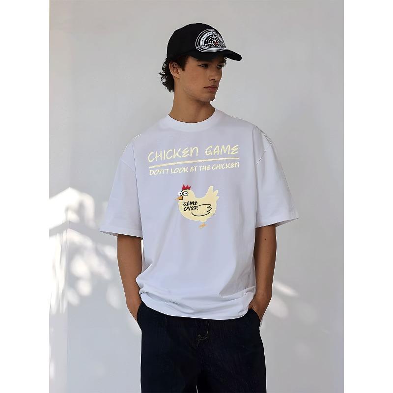 

Модная мужская оверсайз футболка с графическим принтом Не смотри на курицу и дизайном Куриная игра . Эта белая рубашка с красным гребнем S белый