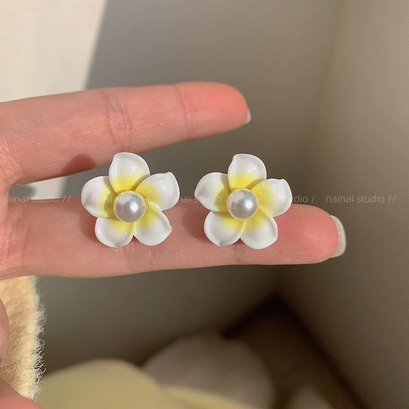 2024 High-End Pearl Stud Earrings: French Light Luxury Style for Women