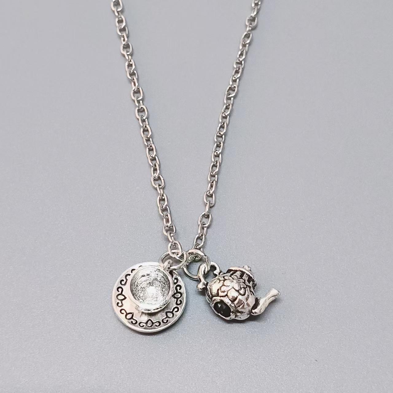 

Вінтажне кавове намисто-підвіска з зернами та чашками