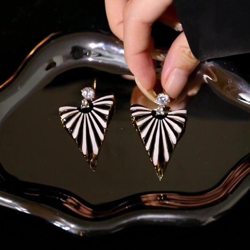 

2025 Retro Striped Triangle Zircon Earrings: High-End European & American Style for Women