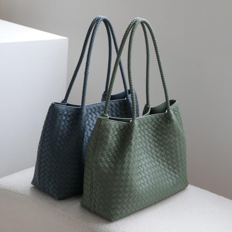 Handgewebte Leder-Tragetasche Damen Mittlere Größe Crossbody oder Unterarm-Stil Weiches Echtes Rindsleder Minimalistisches Schickes Design