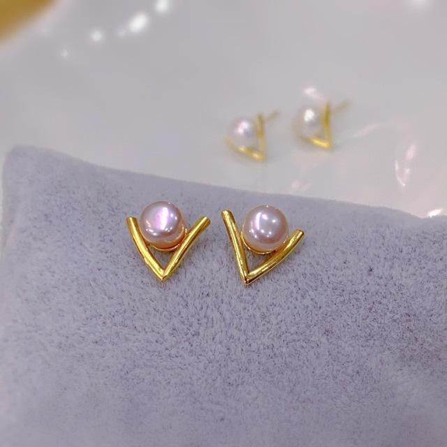 French Gold V-shaped Simple and Beautiful Stud Earrings Natural Freshwater Pearl Stud Earrings Women's Sterling Silver Niche Design High-end Earrings
