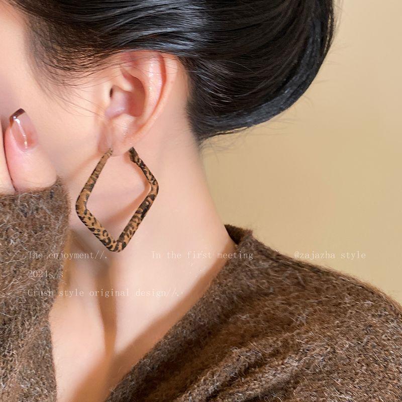 

Леопардовый принт Круг Квадрат Большое Серьги-кольца Женские 2025 Новое поступление Самые продаваемые Необычные серьги Высокий профиль Мода Персонализированные украшения для ушей Leopard-print square ear ring