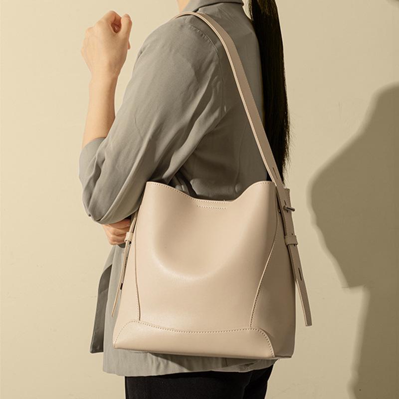 High-End Women's Large Capacity PU Shoulder Tote Bag - Simple and Versatile for Autumn and Winter