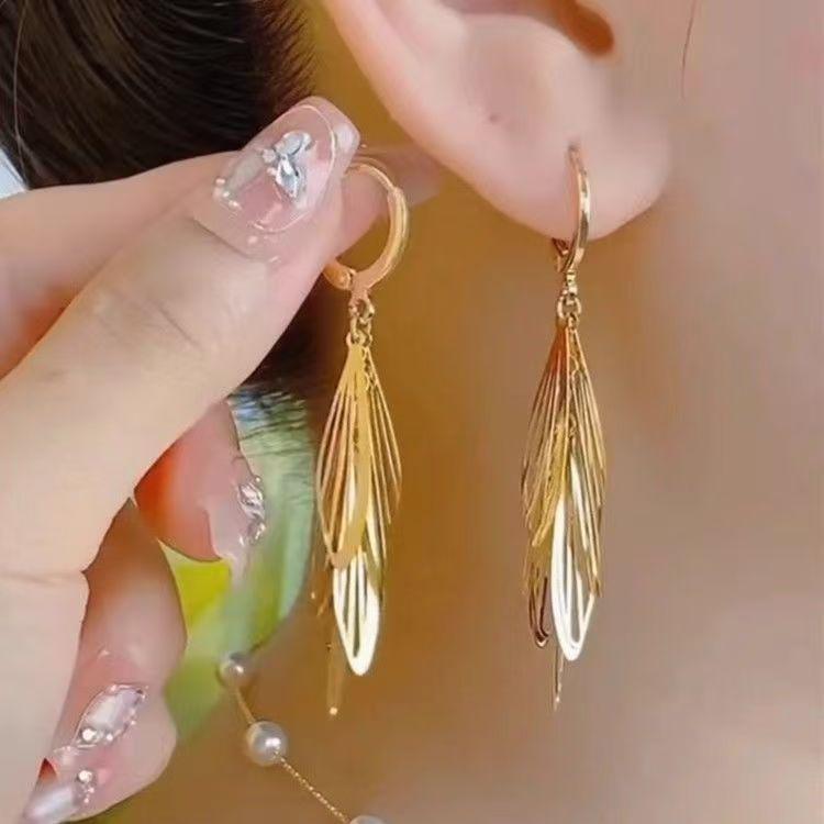 Elegante Quastenohrringe mit goldenen Flügeln - Luxus-Mode-Ohrklemmen für Damen