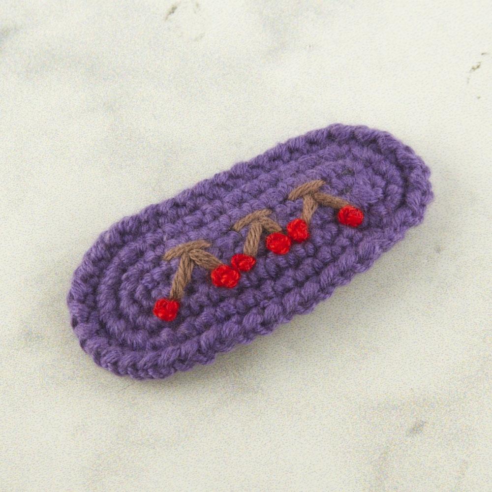 

Плетеная застежка-кнопка с вышивкой вишни ручной работы