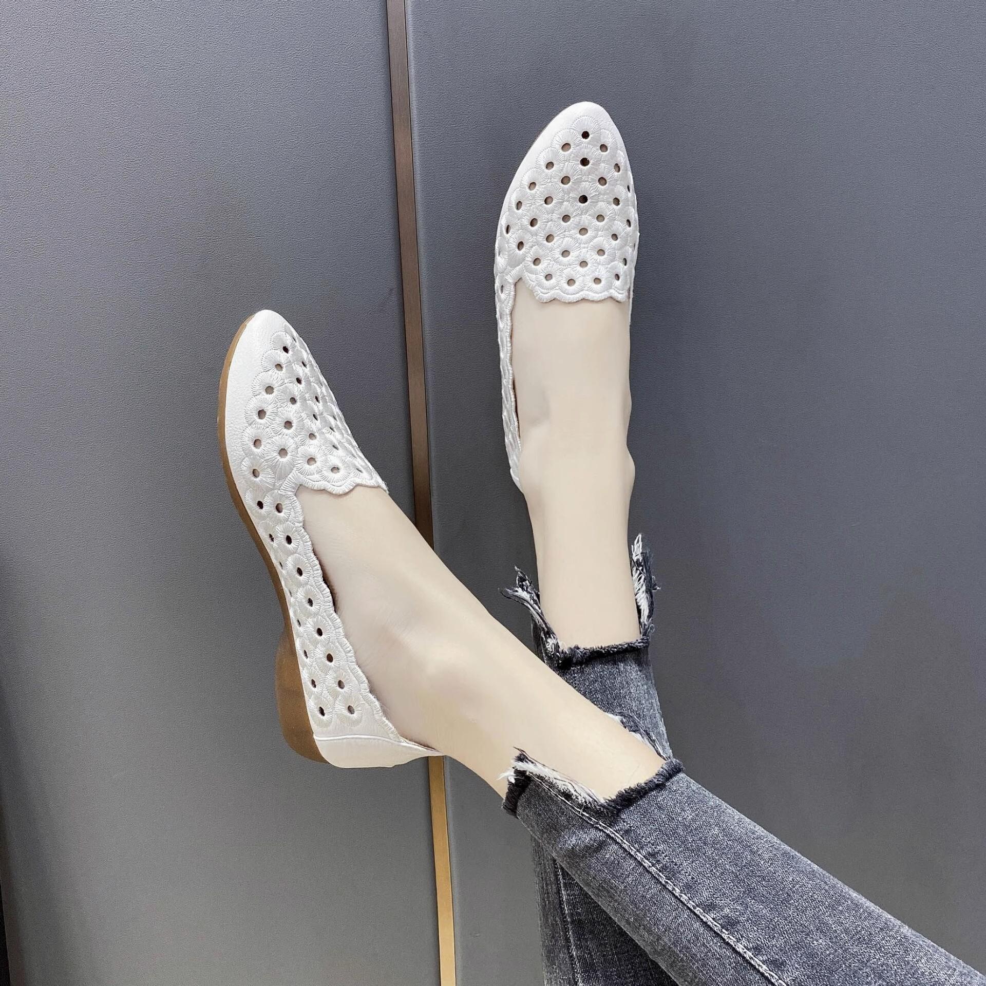 

Говяжья подошва мягкая красная вышитая полая маленькая одинарная обувь танкетка обувь женская новая обувь один педаль лето 35