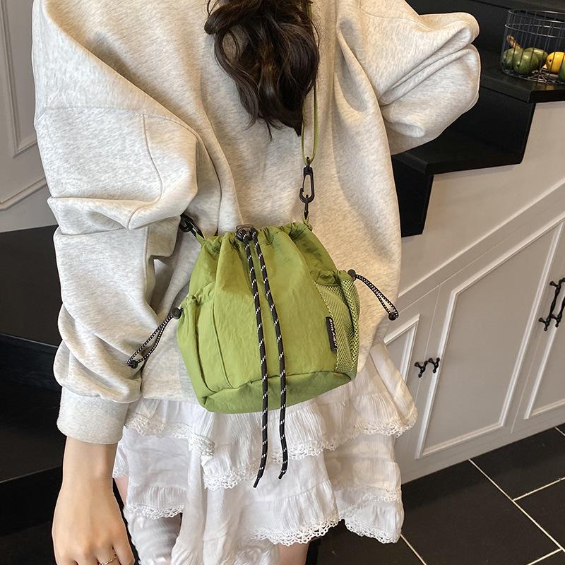 Niche fashion crossbody drawstring bucket bag new casual simple versatile commuter shoulder bag