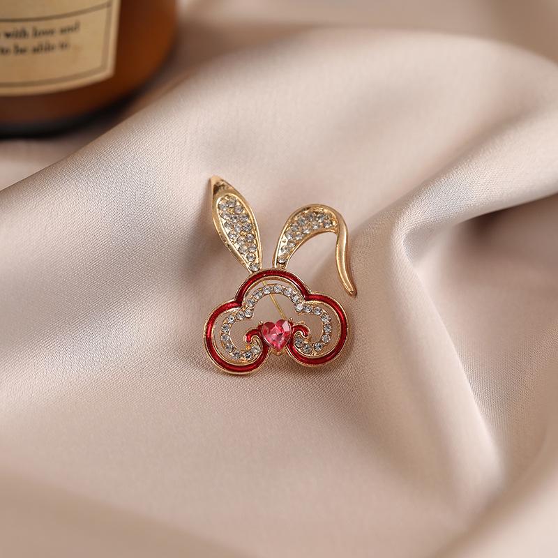 Elegant Butterfly Brooch: Luxurious Suit Accessory & Stylish Corsage for Women