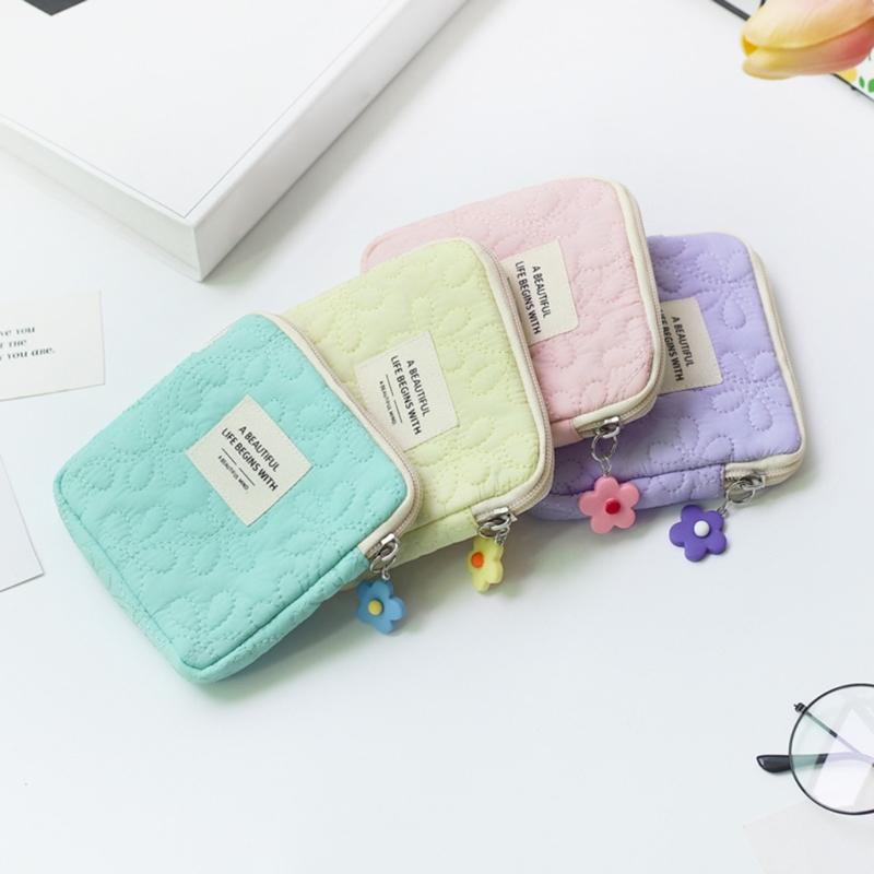 Cute Cosmetic Storage Bag Quilted Flowers Designed Cosmetic Bag Soft Comfortable Makeup Bag for Lipstick Jewelry Pouch