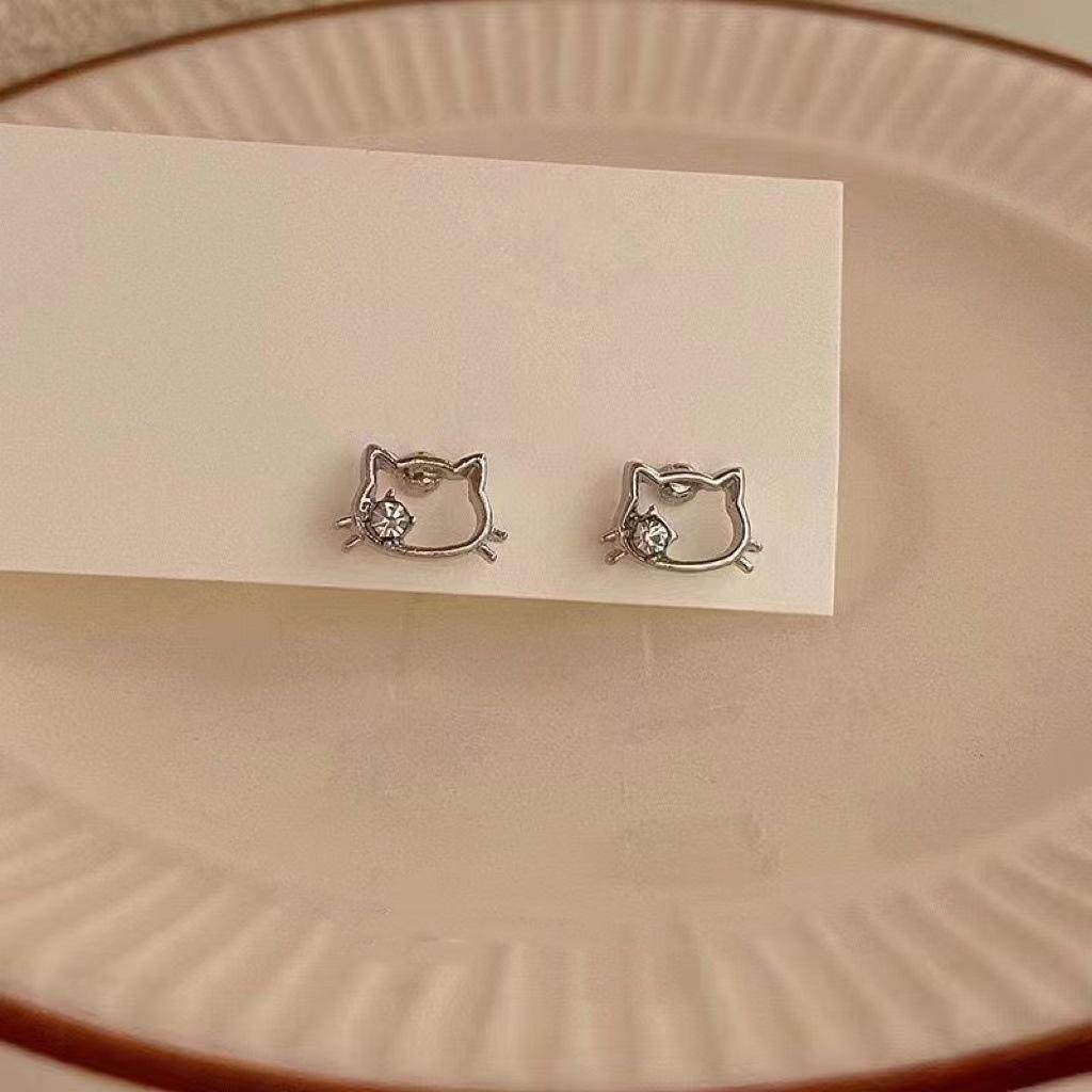 New S925 Silver Cat Stud Earrings - Cute Kitten Design for Women and Female Students