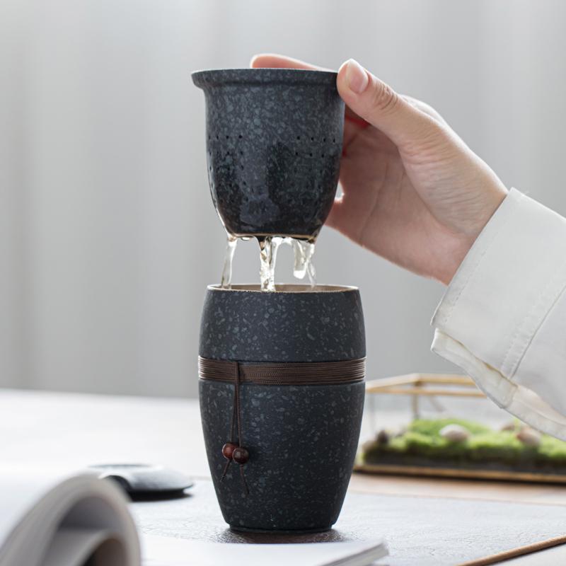 Japanischer Stil Tee-Trennung Aufbrühbecher Keramikkappe Kreativer Filter Tragbar Haushalts-Teetasse Wasserbecher