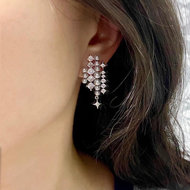 

Howfang Sterling Silver Star Light Stud Earrings: Japanese & Korean Design with Inlaid Diamonds and Gray Pearls Copper