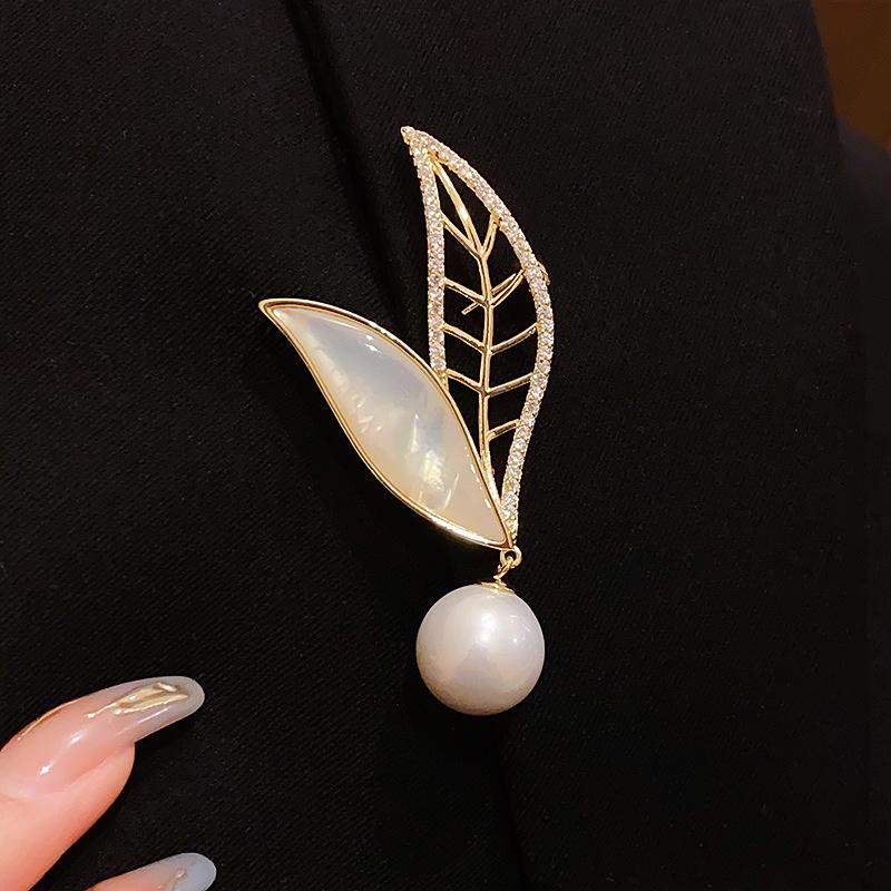 18K Gold Plated Zircon Mother-of-Pearl Leaf Brooch: Elegant & Versatile Accessory for Women