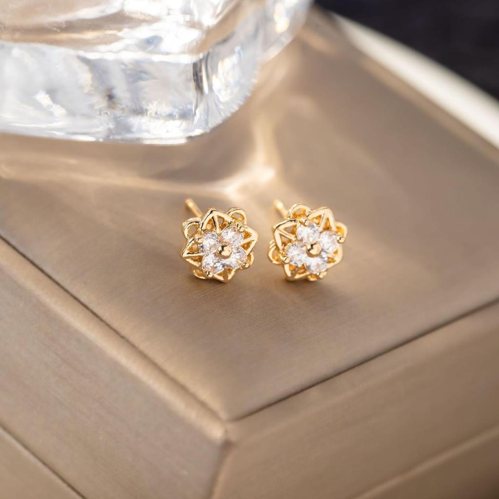 Hollow Four-Leaf Clover Women's High-End Flower Stud Earrings - Unique Accessories