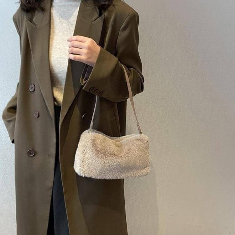 Fashionable Plush Shoulder Bag Functional Interior Suitable for Everyday Use