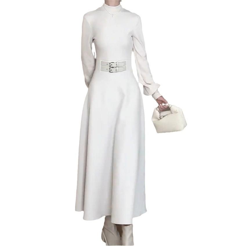 Autumn/Winter 2024 Women's French Hepburn Style Black Knit Dress - Mid-Length, Small Waist Trend
