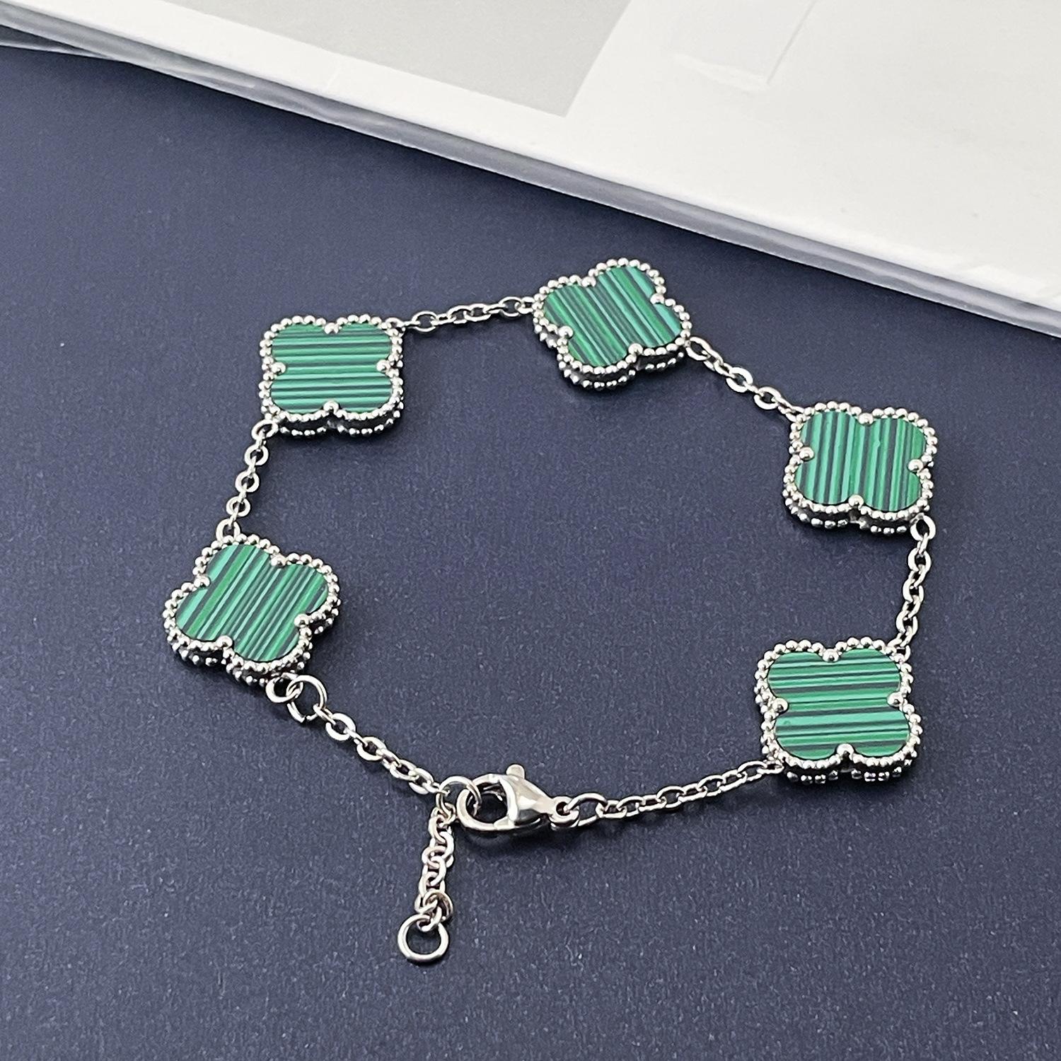 

Высококачественный браслет из титановой стали с четырехлистным клевером 15 мм, удачные цветы, легкая роскошь, тренд, сеть, красный, ощущение премиальности, не теряет цвет, браслет женский