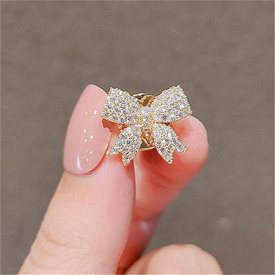 Zarte Full-Strass-Schleifenbrosche für Damen Luxuriöse Kristall-Schleifenförmige Schnallen-Pins Kleiderabzeichen Hochzeits Schmuck