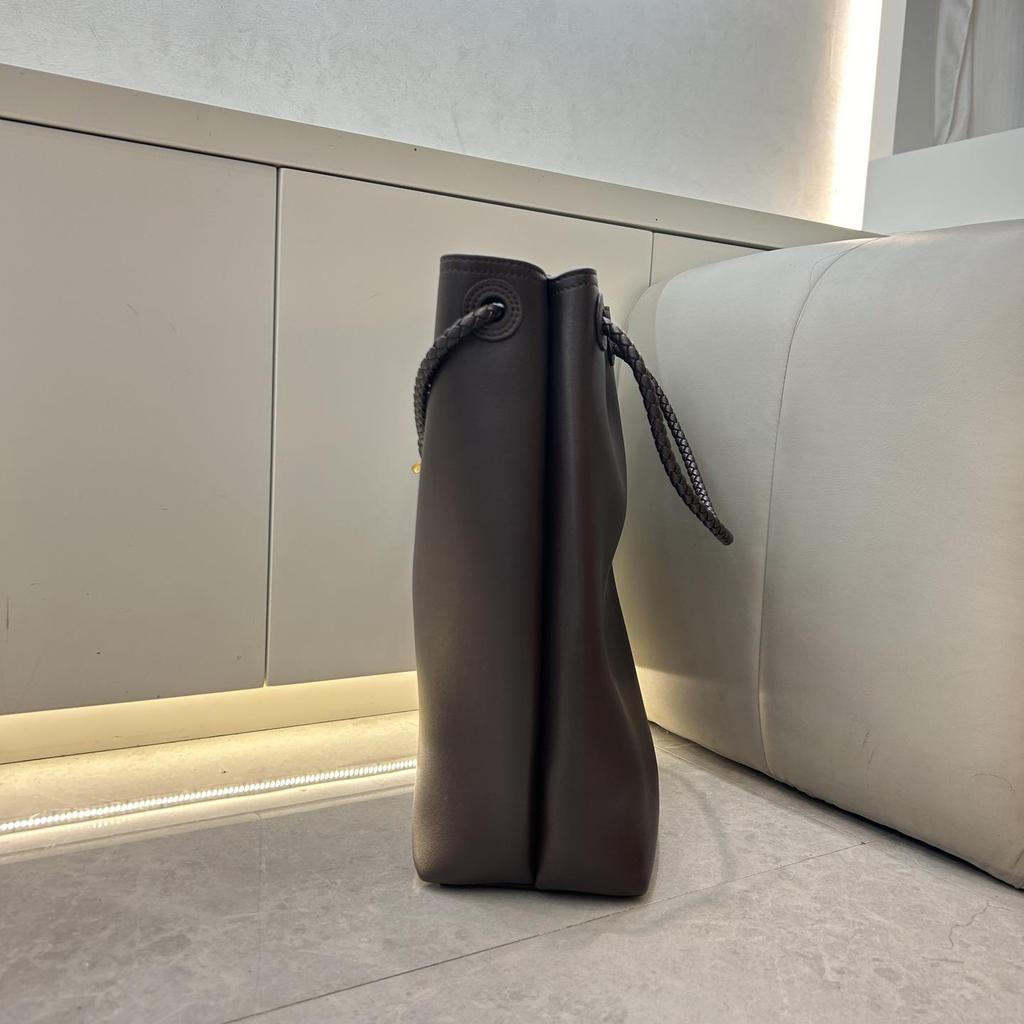 Grenzüberschreitende Mode Rindsleder Große Kapazität Geflochtene Schmetterlings-Eimer-Handtasche - Vielseitige Pendler-Crossbody-Tasche für Damen.