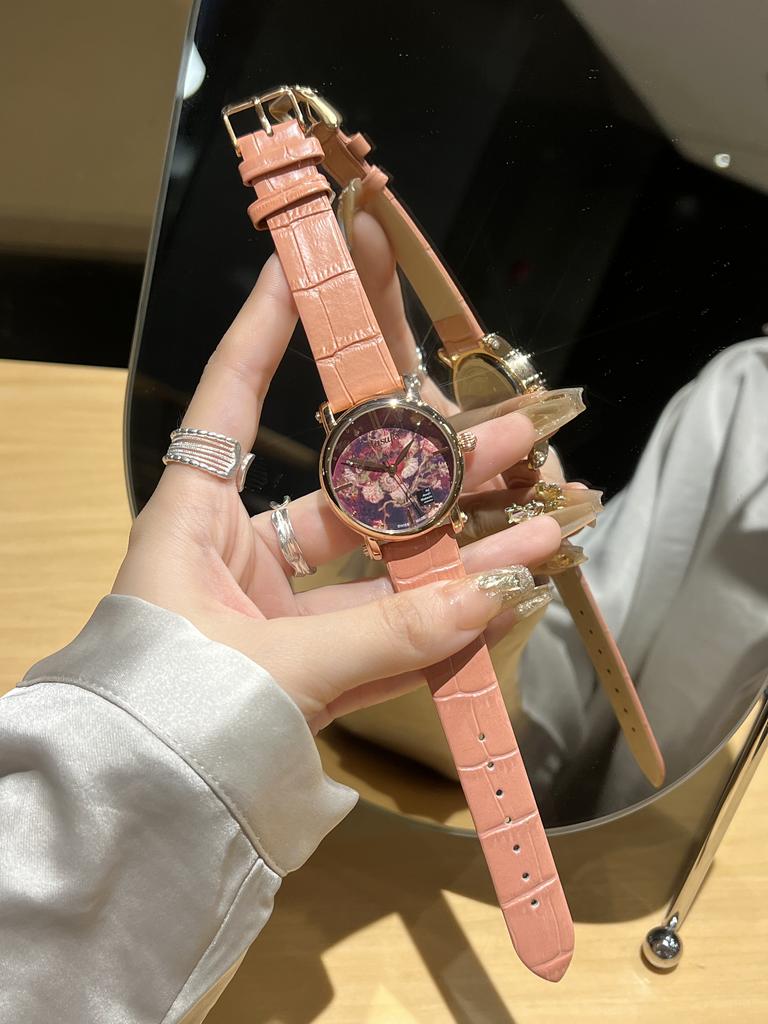 Colorful Flower Design Ladies Quartz Watch Plate Fashionable Women's Timepiece Accessory