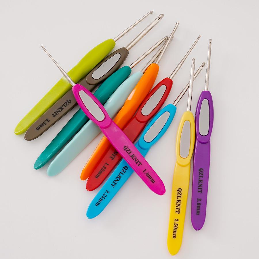 Narzędzia do dziergania, druty do swetrów, kolorowe plastikowe antypoślizgowe uchwyty, cienki szydełek koronkowy, zestaw 10 szt. w woreczku.