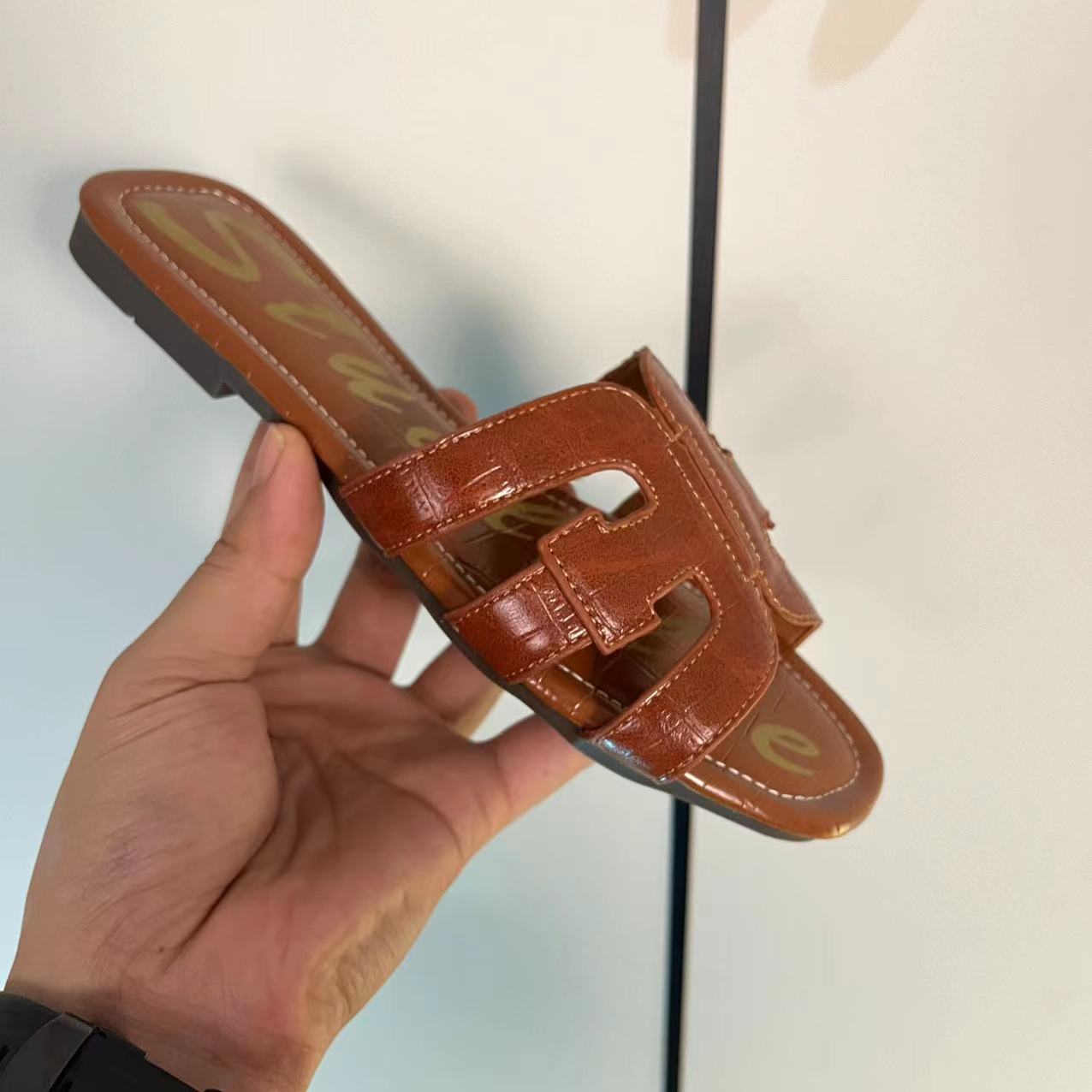 

Шльопанці на плоскій підошві жіночі літнє взуття модні французькі жіночі спідниці для виходу на пляж сандалі з одним ремінцем 40 коричневий