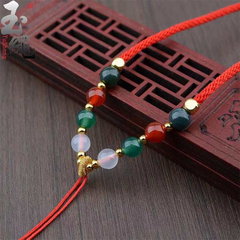 Adjustable Five-Way God of Wealth Pendant Necklace: Hand-Woven Jade Agate & Emerald Jewelry Accessory for Men and Women красный