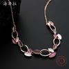 Oryginalny nowy naszyjnik ze stopu w kolorze płatków różowej czerwieni i złota, modny i wszechstronny damski naszyjnik w kształcie kwiatu
