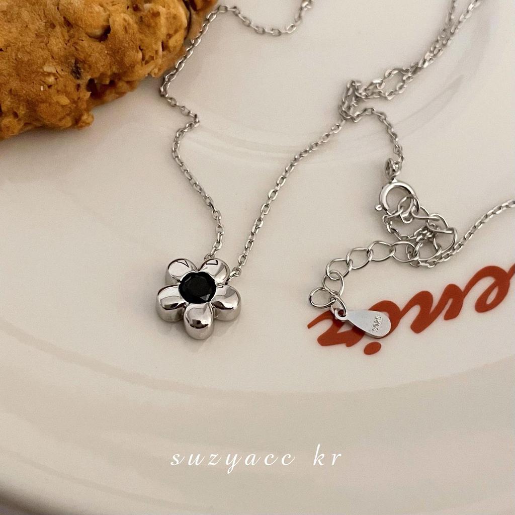 Su Chuang S925 Sterling Silver Black Diamond Plum Blossom Necklace for Women, Elegant Light Luxury Versatile Clavicle Chain