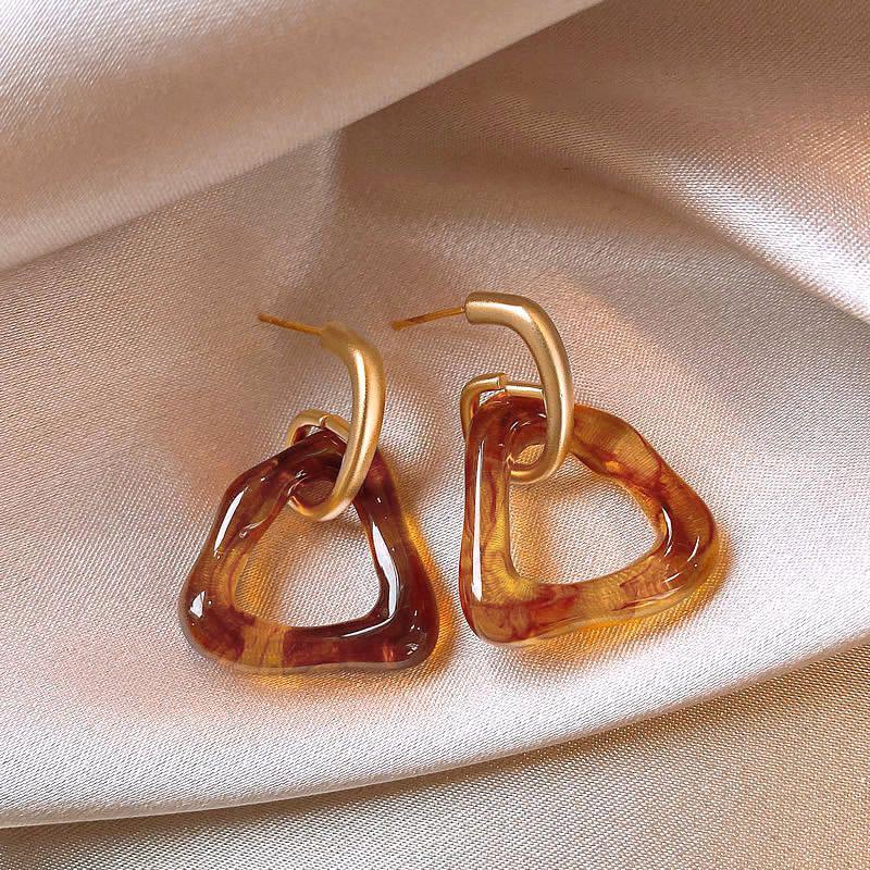 Elegant Pearl Stud Earrings: Simple, High-End Design for Autumn/Winter 2024