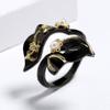 Eleganter schwarzer Goldring für Frauen, Blattform-Schmuck, hochwertiger Anwesenheitsbankett-zweifarbiger Schmuck, Perlenring, verstellbarer Schmuck, Party-Ring