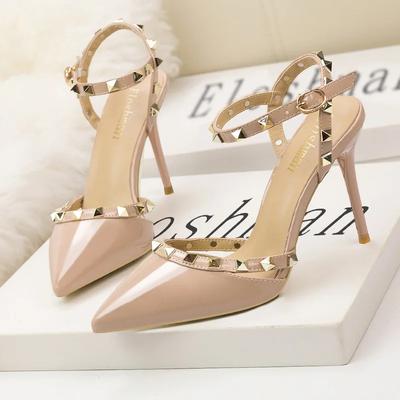 Klassisch, minimalistisch, sexy Nachtclub-Tanz, schmale Absätze, High Heels, spitze Zehen, flache Nieten, ausgehöhlte Damensandalen