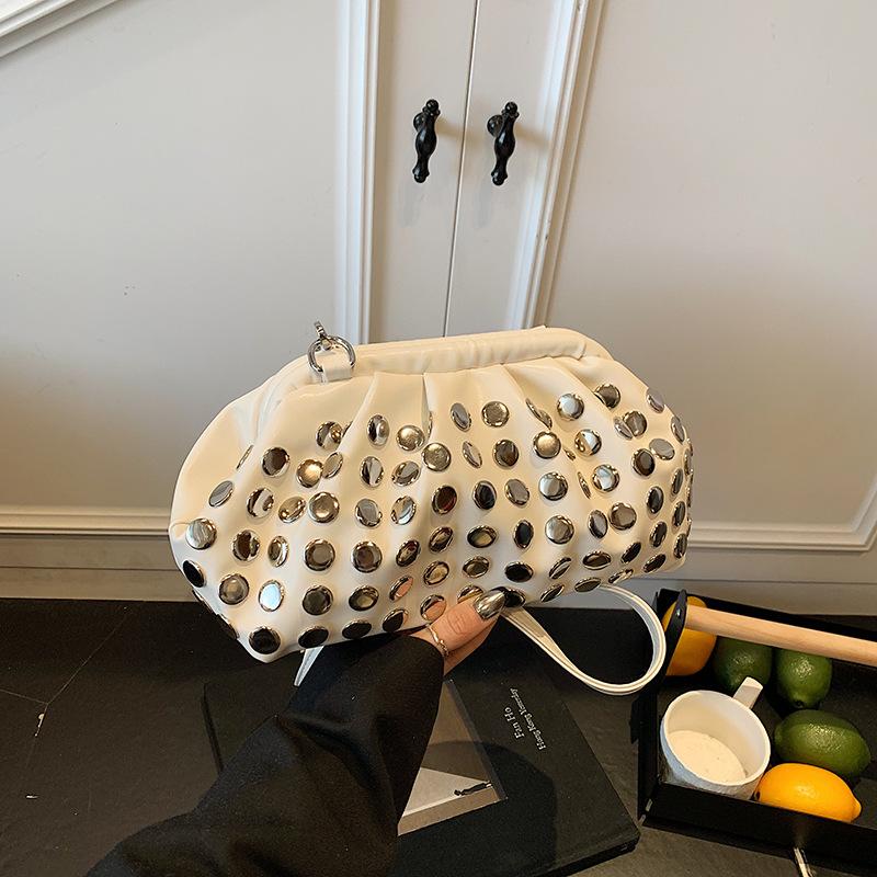 

2025 ретро универсальная женская сумка на плечо, сумка-мессенджер, клатч, сумка с заклепками, нишевый дизайн, панк, сумка-ракушка белый