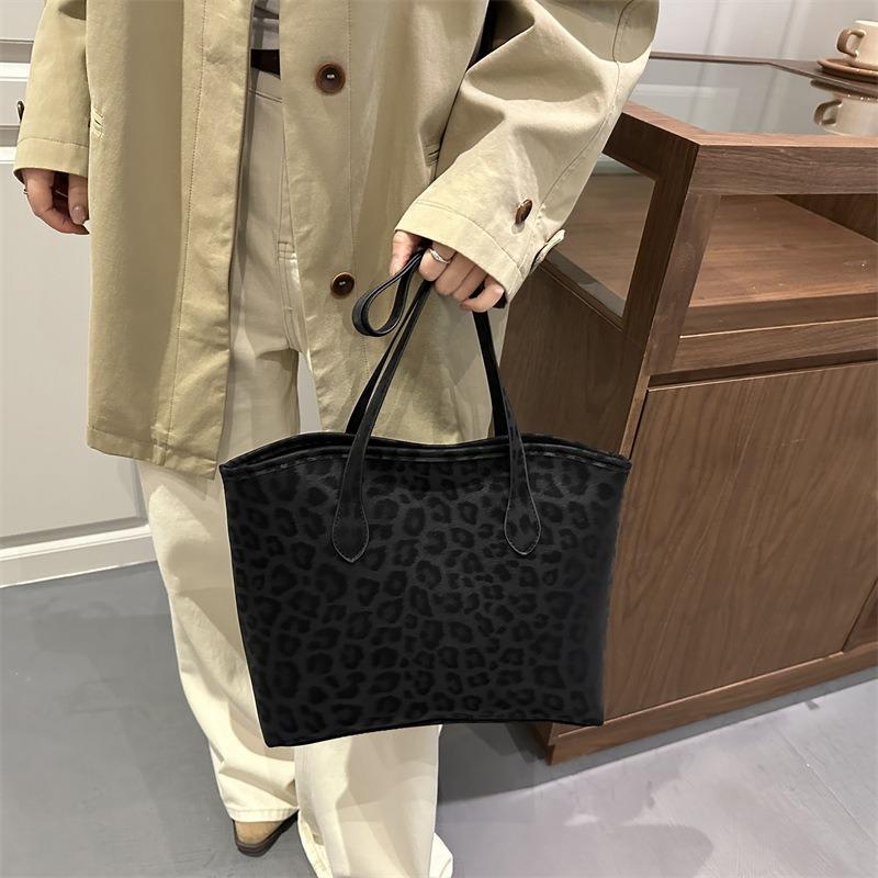 Large capacity fashionable and versatile large bag women's new trendy tote bag textured shoulder armpit bag