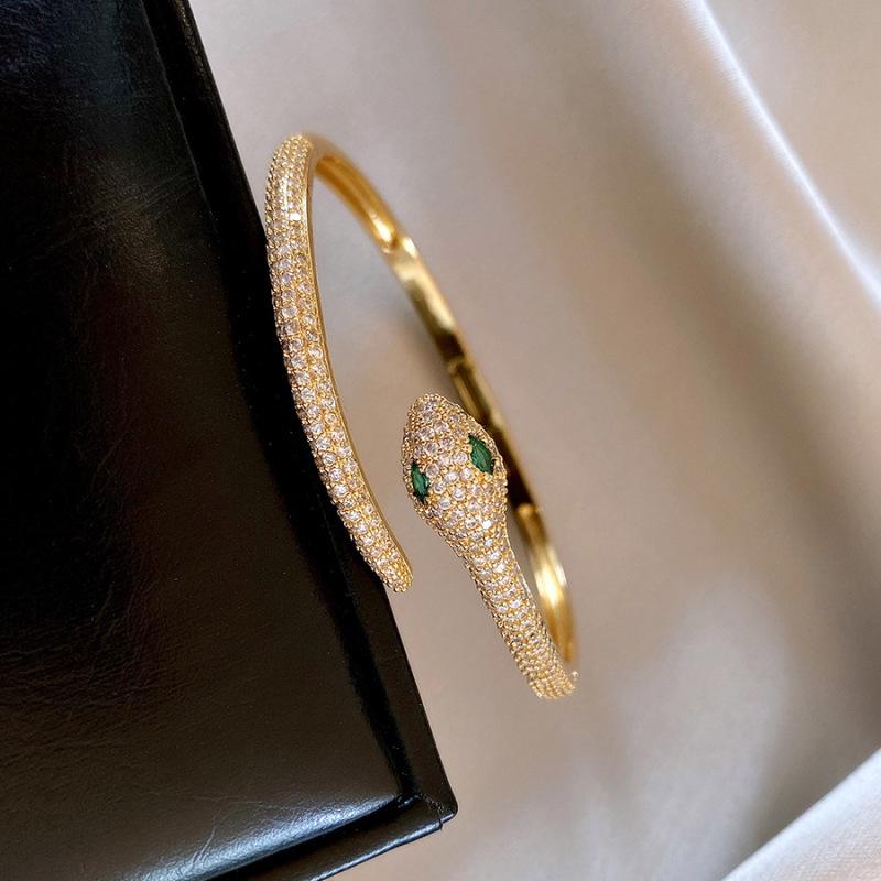 Elegant Zircon Bamboo Crossover Clasp Bracelet - Luxurious & Trendy Hand Jewelry for Women