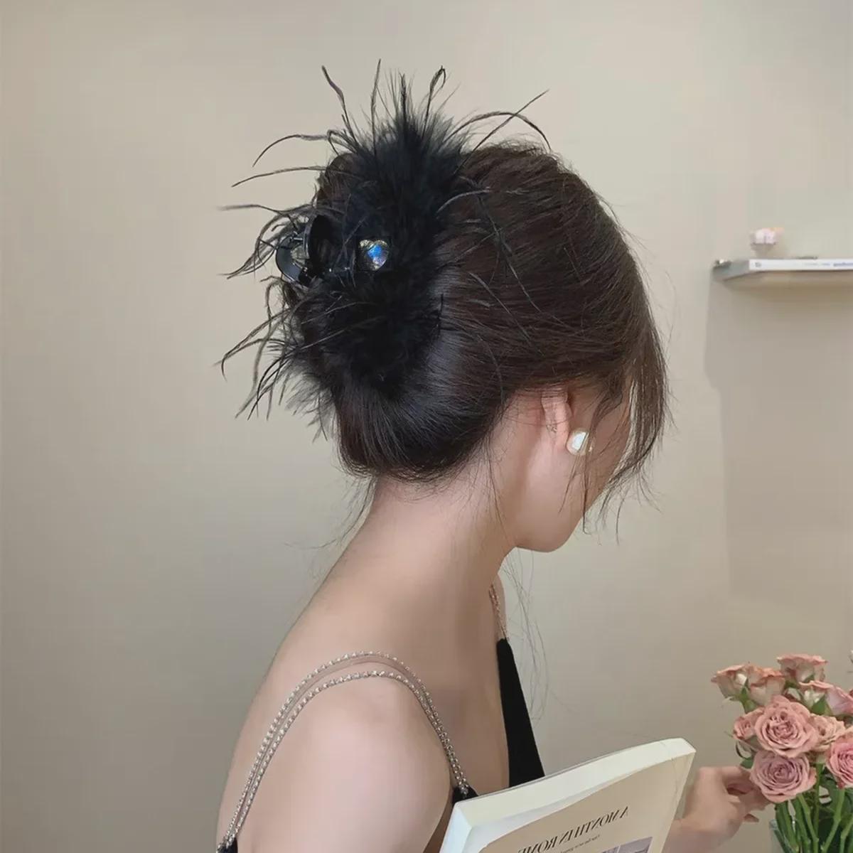 

Luxury Diamond-Studded Heart Feather Hair Clip for Women