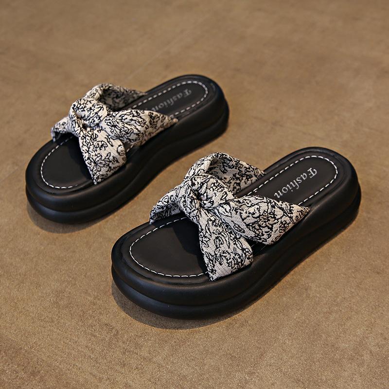 Internet-Promi-Plattform Hausschuhe Damen 2025 Sommer neu Koreanische Version Feenstil Flacher Boden Mittelhochabsatz Mode Draußen tragen Coole Hausschuhe Damen