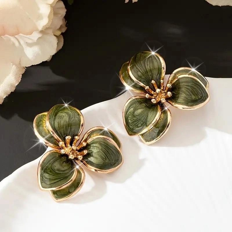 

A Pair of Fashion Stud Earrings, Sweet Vintage Style Flower Earrings, New Year Dating Gift, for Teenager белый
